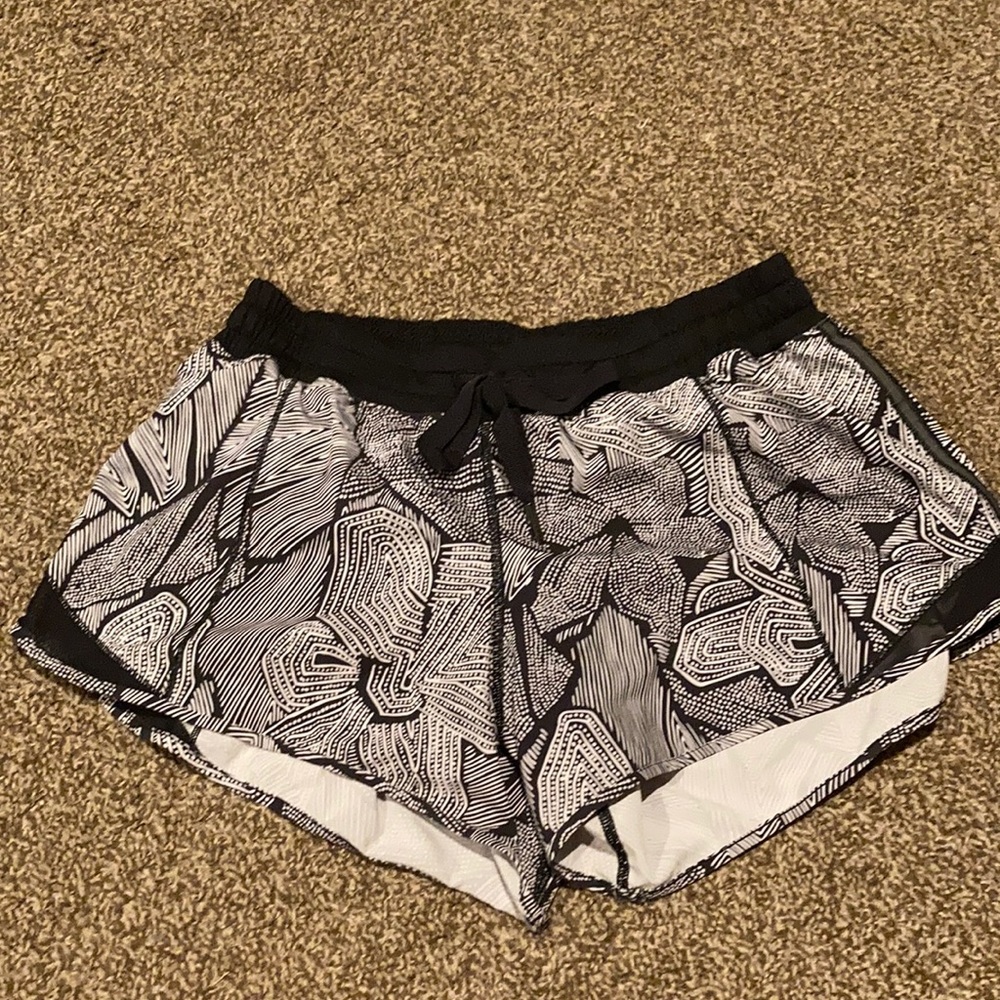 Lululemon size 8 hotty hot shorts